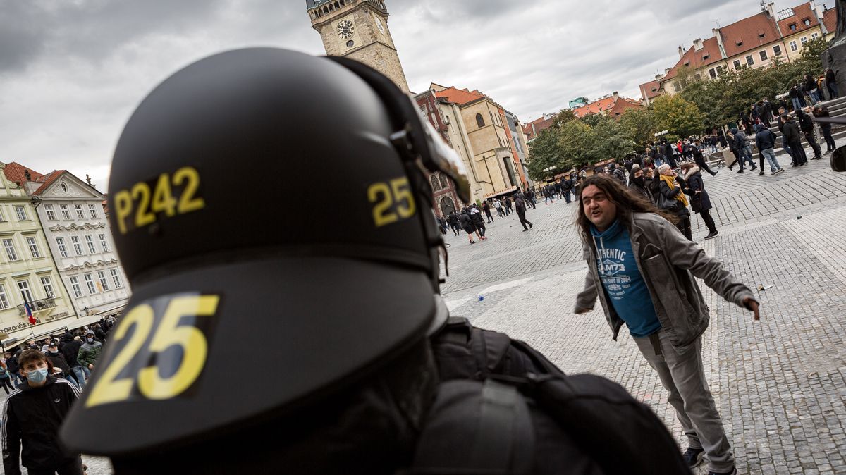 Policie vyšetřuje 14 útočníků ze Staroměstského náměstí, zadržela 144 lidí